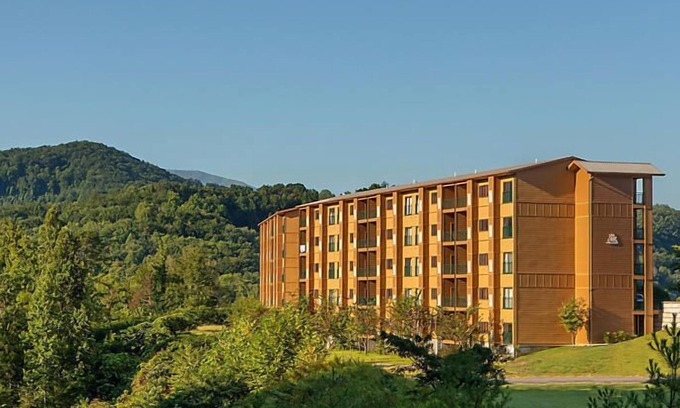 Gatlinburg Resort | Country Hotel near Gatlinburg amusement park w/indoor/outdoor heated pools, hot tubs and game rooms