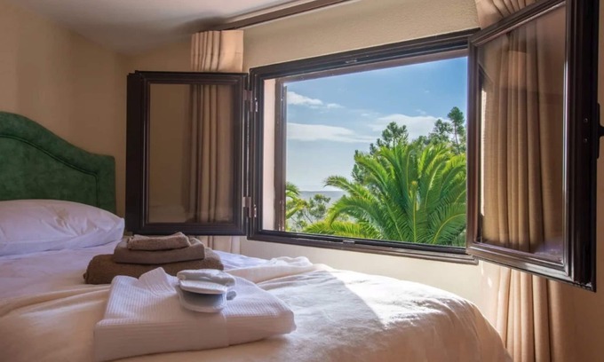 Aljezur House | Country House 'A House with A View' with Sea View, Wi-Fi and Air Conditioning