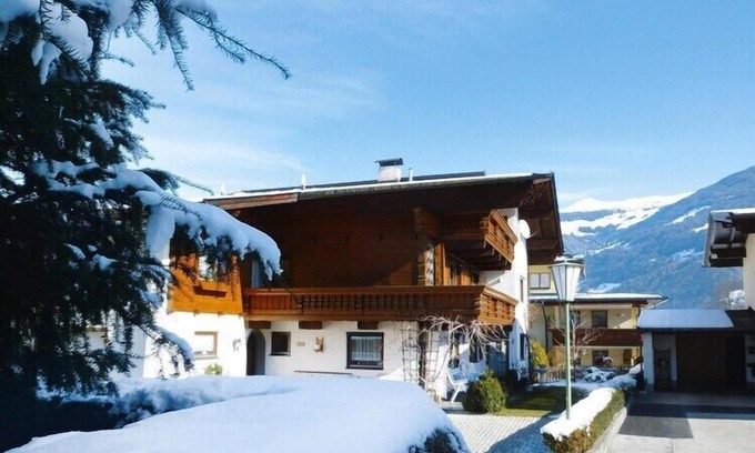Fuegen Apartment | Country House in Zillertal near Spieljochbahn