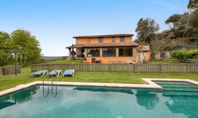Gironella House | Country House 'La Serreta' with Mountain View, Private Pool and Wi-Fi
