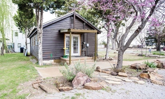 Central Oklahoma City Cabin | Country in the City