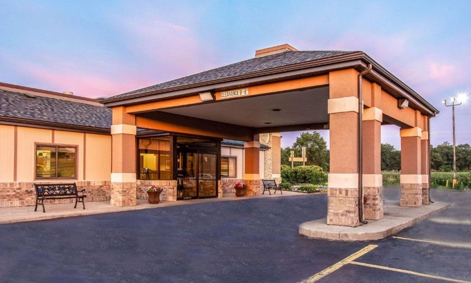 Muskegon Hotel | Country Inn & Suites by Radisson, Muskegon, MI