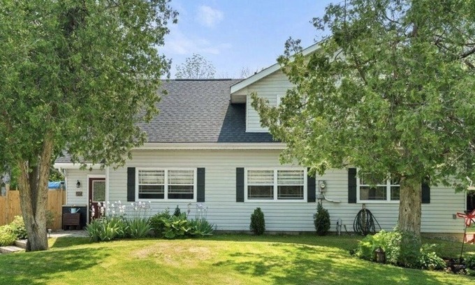 Thomasburg House | Country Living With All The Bells And Whistles, Across From Moira River