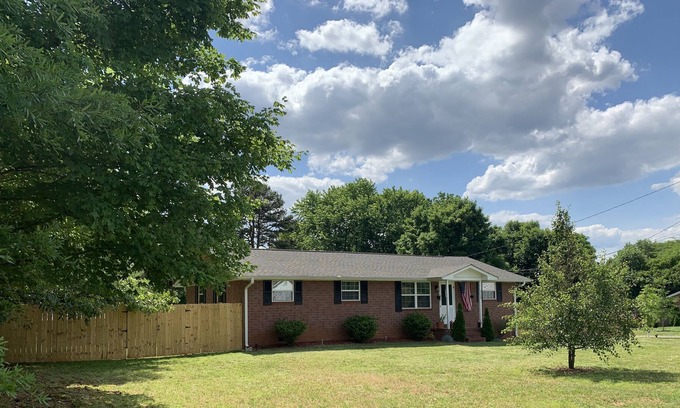 Prosperity Church Road House | Country Oasis in Charlotte - Relax in Charlotte !