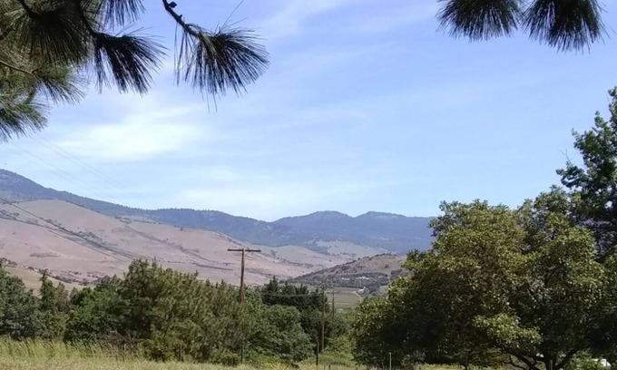 Ashland House | Country's Edge Rooms in just outside of Ashland, convenient for travel