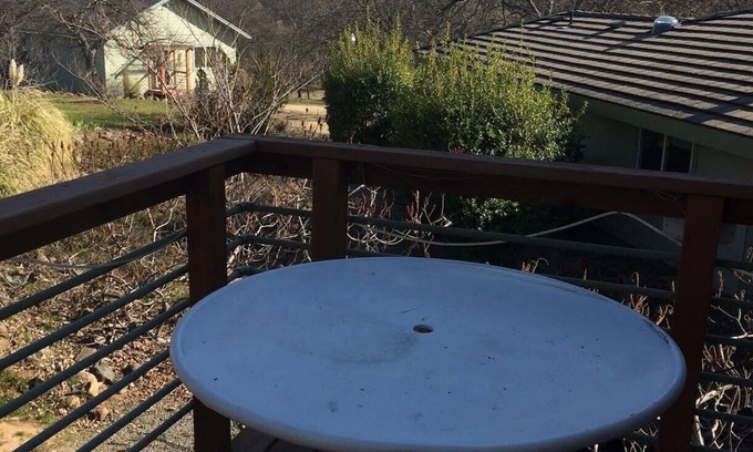 Ashland Apartment | Country Setting, five minute drive to Ashland close to Emigrant Lake
