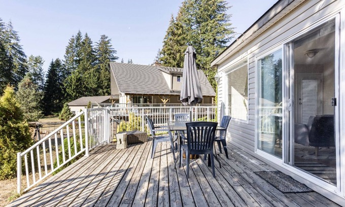Maple Ridge House | Country-stay With Mountain Views and Access to Trails