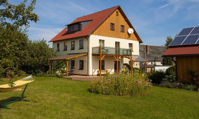 Seifhennersdorf Apartment | Country-style vacation apartment | quiet location | in the blooming rose garden