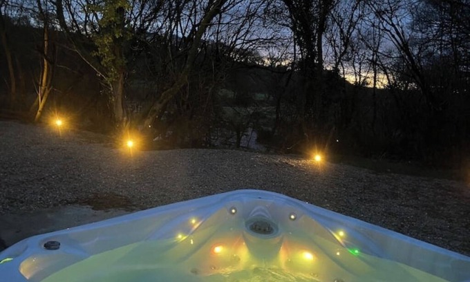 Newcastle Emlyn Bed & Breakfast | Country Vegetarian B & B with pool, hot tub, sauna