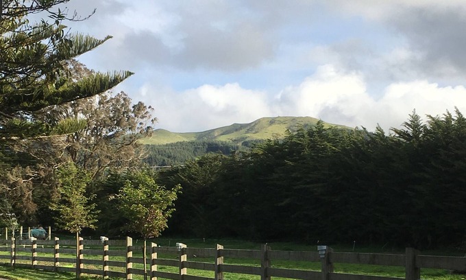 Linton Cabin | Countryside Cabin, Overlooking farmland and Ruahine Ranges