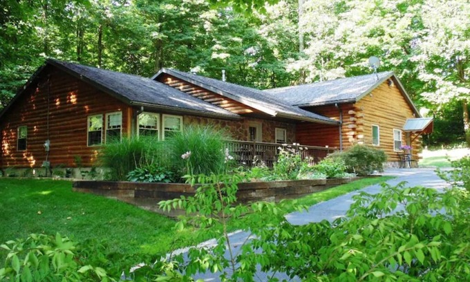 Dundee Cabin | Countryside Cabin Suite: Luxurious Cabin Suite in Amish Country, Ohio