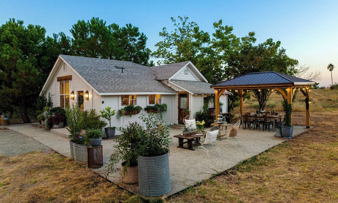 Newcastle House | Countryside Cottage