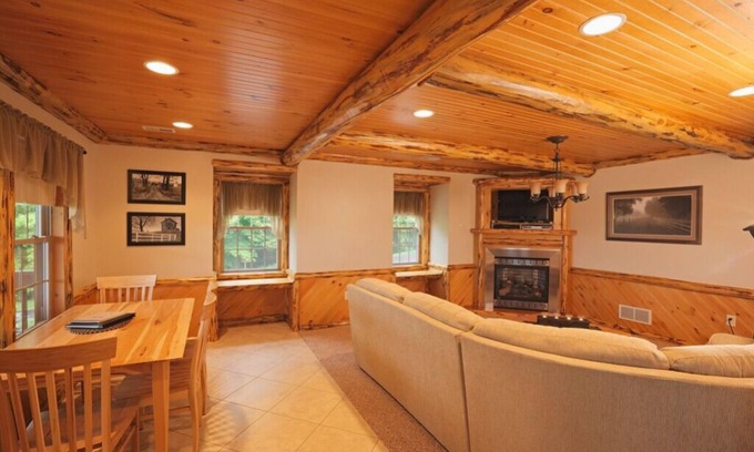 Dundee Cabin | Countryside Overlook Suite: Luxury, Lodge Suite in Amish Country, Ohio.