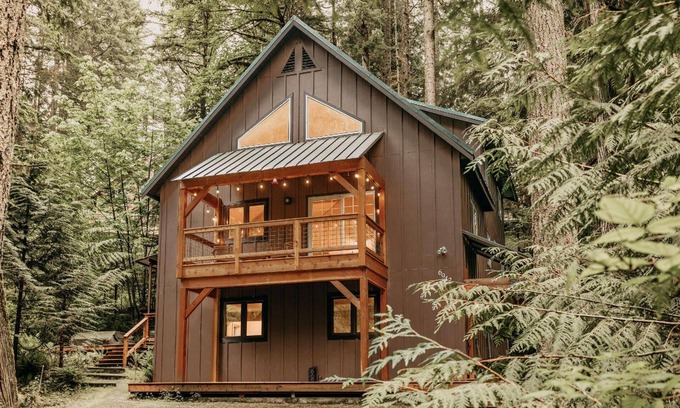 Glacier House | County Home with a Hot Tub and Modern Kitchen