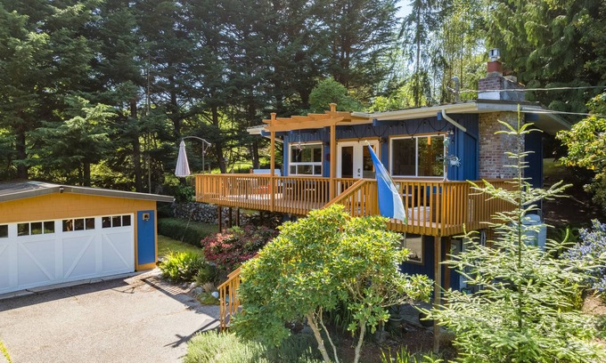 Coupeville House | Coupeville Mid-Century Beach Cabin w/Hot Tub