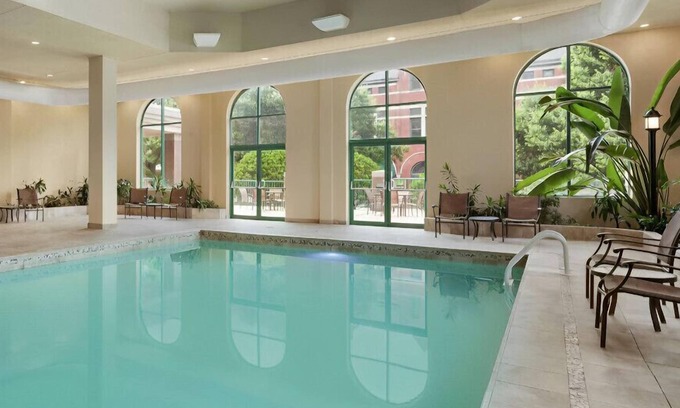 Montgomery House | Couples' Luxury Vacation in a Magnificent Suite