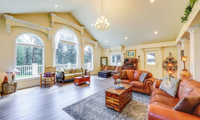 Libby House | Couples Retreat: Lake Access & Walk to Happy's Inn