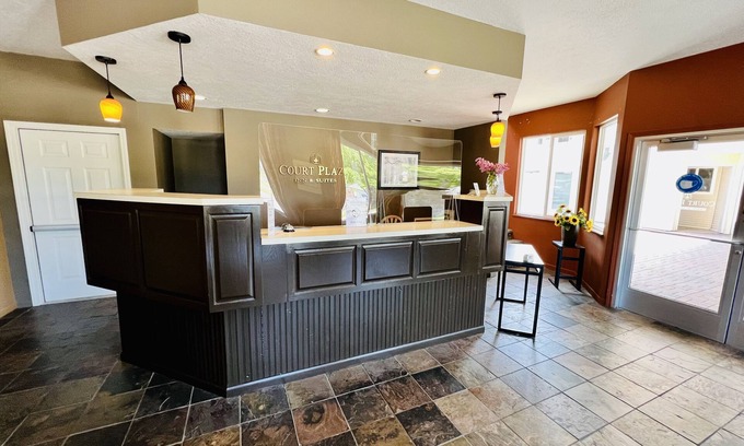 Mackinaw City Hotel | Court Plaza Inn & Suites