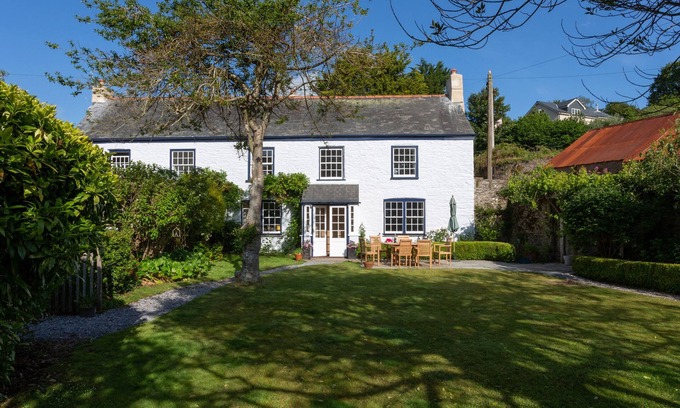 Tuckenhay Cottage | COURT PRIOR COTTAGE, pet friendly, with open fire in Cornworthy