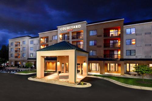 Sprague Hotel | Courtyard Beckley