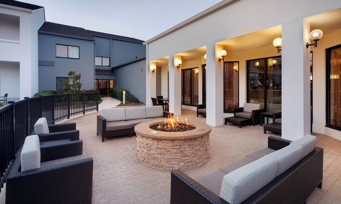 Addison Hotel | Courtyard by Marriott Addison Midway