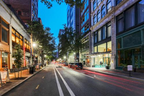 Cultural District Hotel | Courtyard by Marriott Pittsburgh Downtown