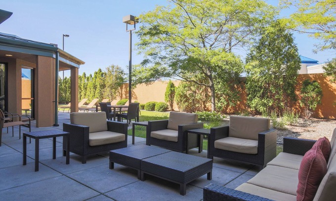 Flint Hotel | Courtyard Flint by Marriott