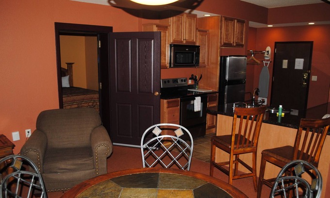 Wisconsin Dells Condo | COURTYARD.JACUZZI tub!!.FREE Noah's Ark WATER PARK access for SUMMER!!
