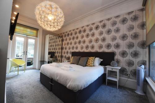 Harrogate Apartment | Courtyard Mews - 2 large en suite bedrooms, Garden - Harrogate Holiday Apartments