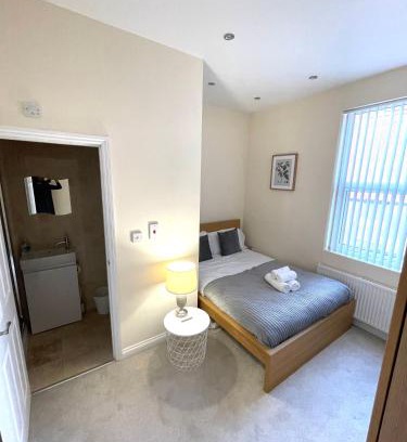 Coventry House | Coventry Large 4 Bedroom 4 Bath House Sleeps 4 Person Suitable for BHX NEC Solihull Rugby Warwick Contractors Ricoh Arena NHS Short & Long Business Stays Free Parking for 2 Vehicles, Close to City Centre High Speed Wifi
