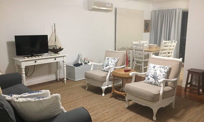 Hat Head House | *Covered outdoor Area* New Bathroom*Linen not included* Direct Creek access*