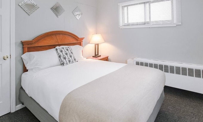 Riverview Apartment | Cozy Private 2 Bedroom with Bath | Free parking