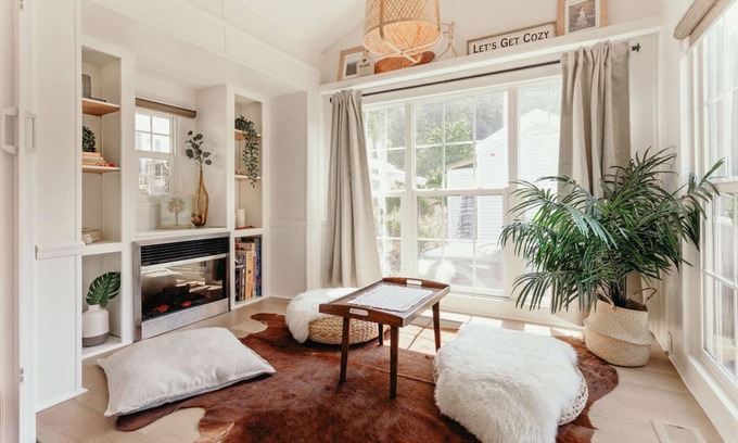 Lindell Beach Hotel | Coziest Cultus Tiny Home 2min Drive to Lake!