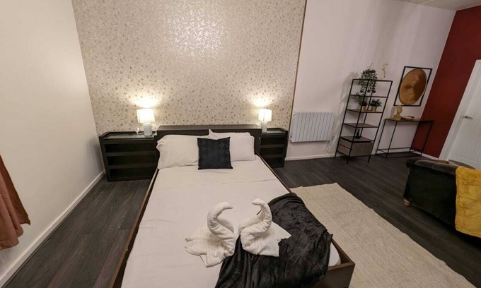 Bury Apartment | Cozy 1 Bed Apartment with Kitchen in Town