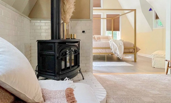 Intervale Ski Chalet | Cozy 1 Bed Chalet w/ King bed & indoor fireplace<3