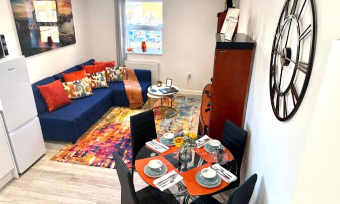 Watford Apartment | Cozy 1-Bed in Watford Centre | Near Junction, Dining & Shopping