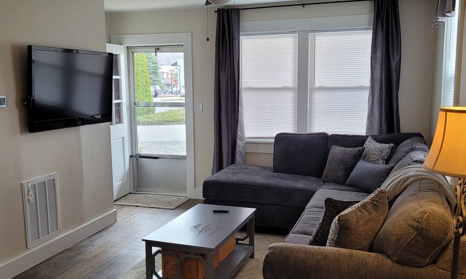 West Jefferson Apartment | Cozy 1-bedroom apartment with WiFi, AC in adorable West Jefferson