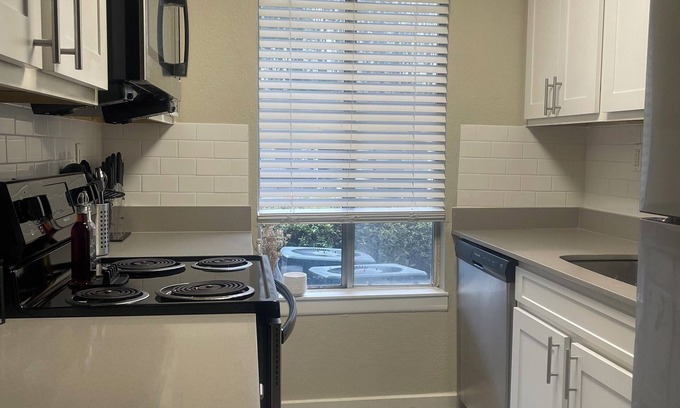Sandy Springs Apartment | Cozy 1-bedroom apartment in lovely Sandy Springs with fitness room, WiFi