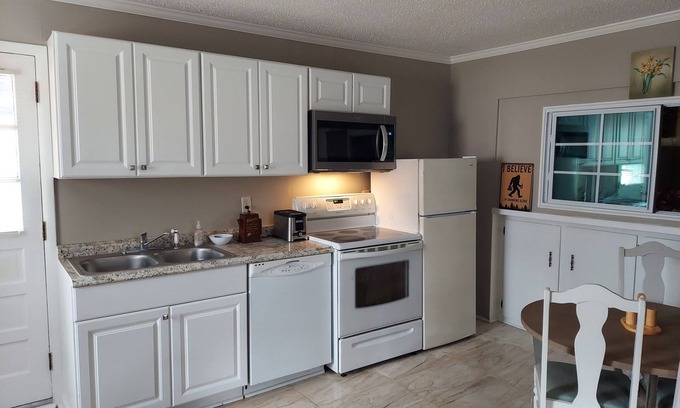 Seven Oaks Apartment | Cozy 1-bedroom apartment in charming Columbia with AC, WiFi and sun room.