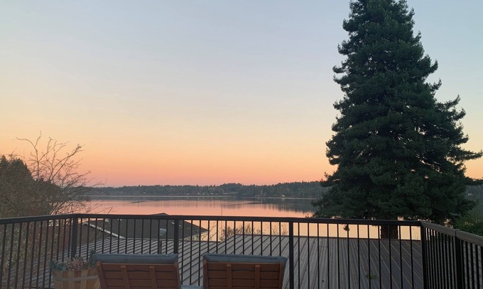 Olympia Apartment | Cozy 1-bedroom apartment. Kitchen, laundry, Wi-Fi, & beautiful bay view’s!