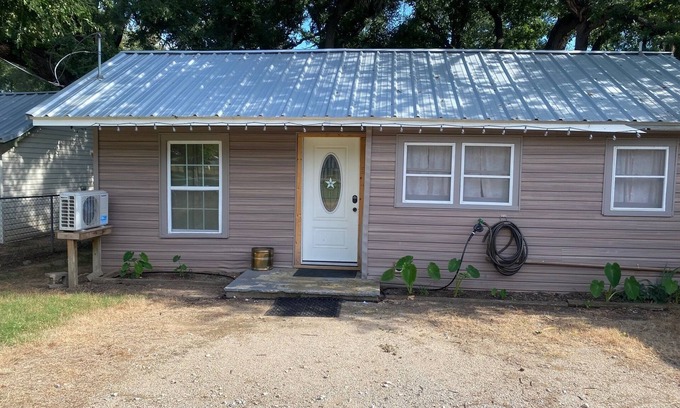 Newark Cabin | Cozy 1-bedroom cabin with AC, WiFi in lovely Eagle mountain Lake,Newark Texas