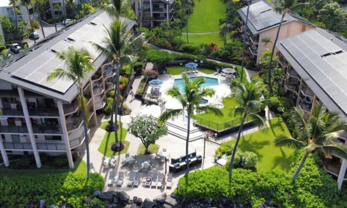 Kailua-Kona Condo | Cozy 1-bedroom condo in Ocean Front Complex, 2 Lanai's and WiFi in Kailua-Kona.