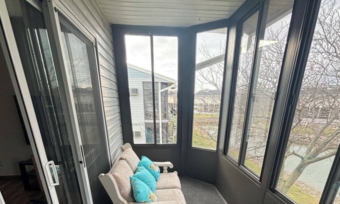 Oak Harbor Condo | Cozy 1-bedroom condo in wonderful Oak Harbor with AC, WiFi 30” boat dock