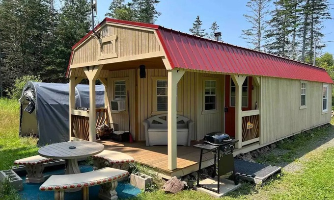 Kings County Cottage | Cozy 1 bedroom cottage, short walk from the baynn