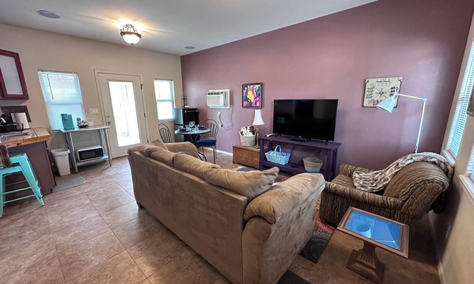 Biggs Field House | Cozy 1 bedroom country house in adorable Clint with WiFi, AC sleeps two