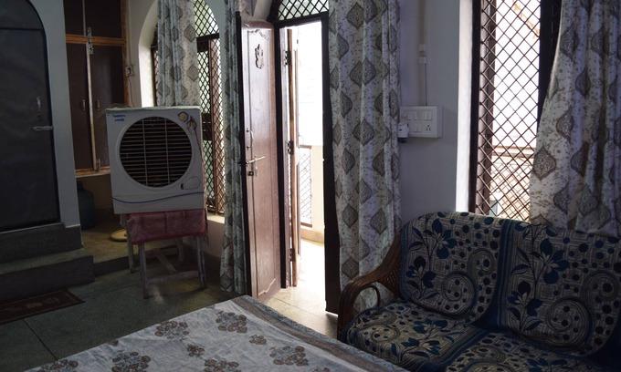 Mathura House | Cozy 1-bedroom house in pleasant Mathura with WiFi
