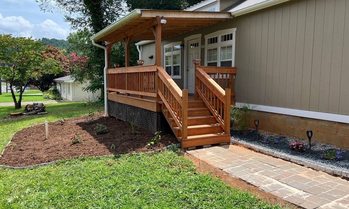 West Marion House | Cozy 1-bedroom house in charming Marion NC with WiFi, AC, and a covered porch