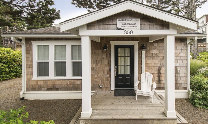 Lincoln Beach Cottage | Cozy 1 Level 2 BR Cottage | Hot Tub | King Bed!