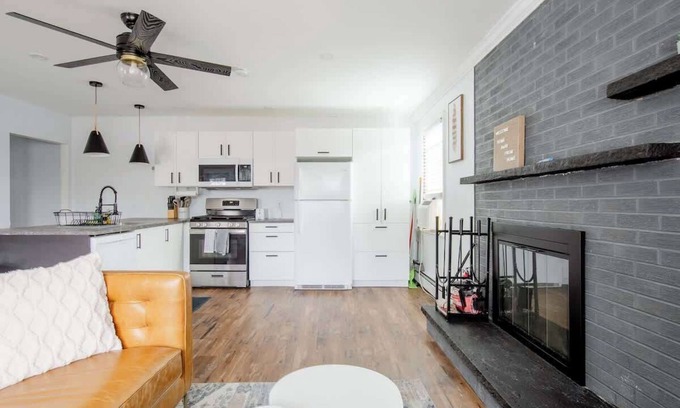 Wilmington House | Cozy 1B Apt w/fireplace, full kitch & off str PK