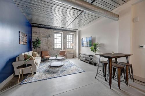 Westown Apartment | Cozy 1BD near Historic Pabst Brewery - Fiserv
